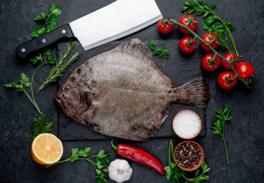 Arkaplanda baharat olan çiğ balık.