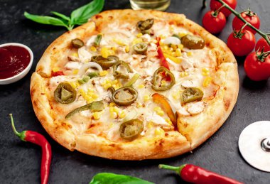 Taştan arka planda malzemeleri olan Meksika pizzası.