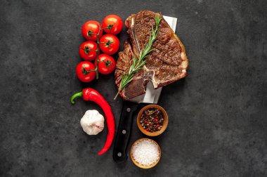 Biftek ızgarası ve taştan arka planda et bıçağının malzemeleri.