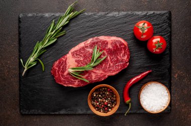 Arka planda baharatlı çiğ biftek.