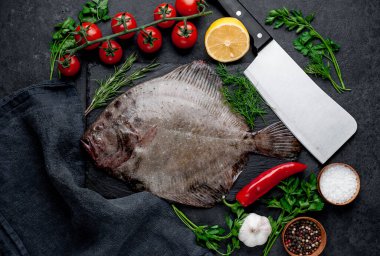 Arkaplanda baharat olan çiğ balık.