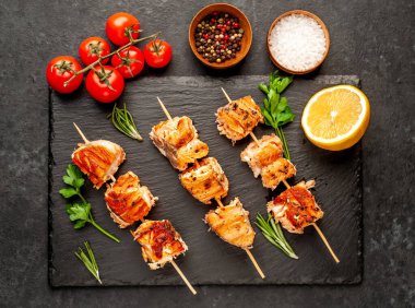 Koyu taş arka planda ızgara somon kebabı.