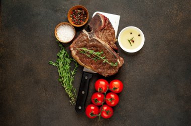 Biftek ızgarası ve taştan arka planda et bıçağının malzemeleri.