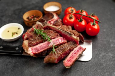 Biftek ızgara ve taştan arkaplan içeriği.