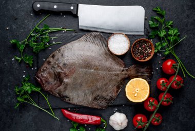 Arkaplanda baharat olan çiğ balık.