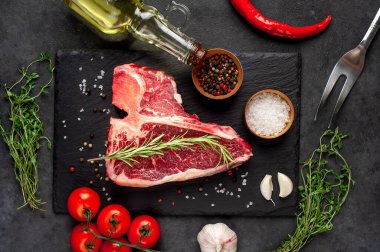 Taştan arka planda içeriği olan çiğ biftek yakın plan görüntüsü.