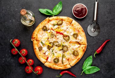 Taştan arka planda malzemeleri olan Meksika pizzası.
