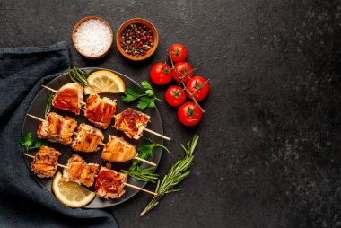 Koyu taş arka planda ızgara somon kebabı.