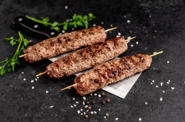 Lezzetli ızgara Lula kebabı et bıçağının üstünde taş bir arka planda