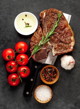 Biftek ızgarası ve taştan arka planda et bıçağının malzemeleri.