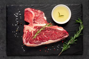 Taştan arka planda içeriği olan çiğ biftek yakın plan görüntüsü.