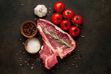 Taştan arka planda içeriği olan çiğ biftek yakın plan görüntüsü.