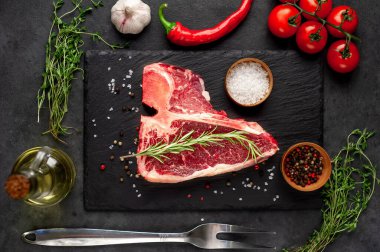 Taştan arka planda içeriği olan çiğ biftek yakın plan görüntüsü.