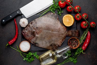 Arkaplanda baharat olan çiğ balık.