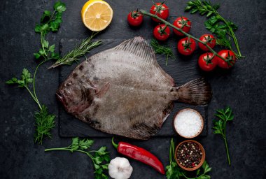 Arkaplanda baharat olan çiğ balık.