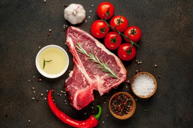 Taştan arka planda içeriği olan çiğ biftek yakın plan görüntüsü.