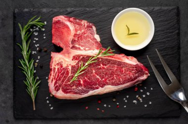 Taştan arka planda içeriği olan çiğ biftek yakın plan görüntüsü.