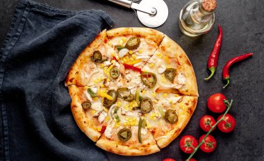 Taştan arka planda malzemeleri olan Meksika pizzası.