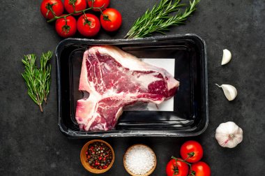 Taştan arka planda içeriği olan çiğ biftek yakın plan görüntüsü.