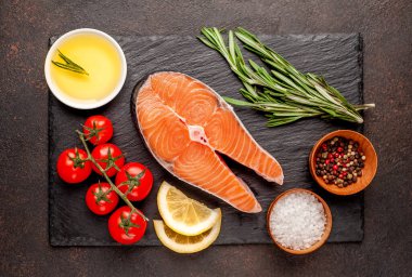 Çiğ balık somon bifteği ve taştan bir zemin.