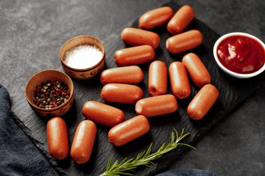 Baharatlı ve ketçaplı çiğ mini sosisler.