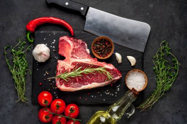 Taştan arka planda içeriği olan çiğ biftek yakın plan görüntüsü.