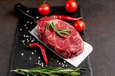 Taştan bir arka planda et bıçağında çiğ mermer biftek.