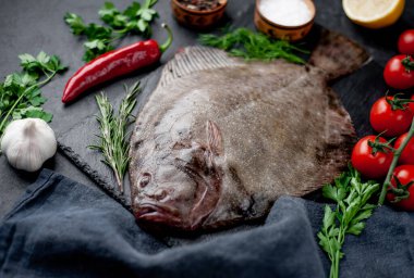 Arkaplanda baharat olan çiğ balık.