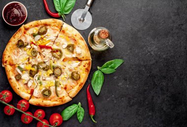Taştan arka planda malzemeleri olan Meksika pizzası.