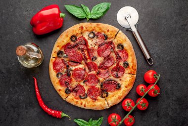 Salamlı pizza pepperonisi, mozarella, zeytin, arka planda Provencal otlar.