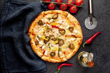 Taştan arka planda malzemeleri olan Meksika pizzası.