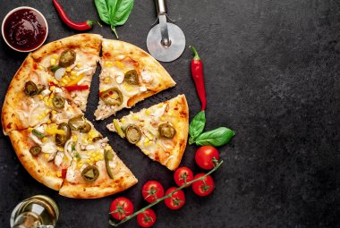 Taştan arka planda malzemeleri olan Meksika pizzası.