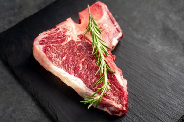 Taştan arka planda çiğ bifteğin yakın plan görüntüsü