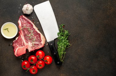 Taştan arka planda içeriği olan çiğ biftek yakın plan görüntüsü.