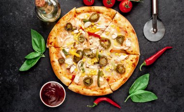 Taştan arka planda malzemeleri olan Meksika pizzası.