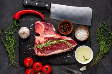 Taştan arka planda içeriği olan çiğ biftek yakın plan görüntüsü.