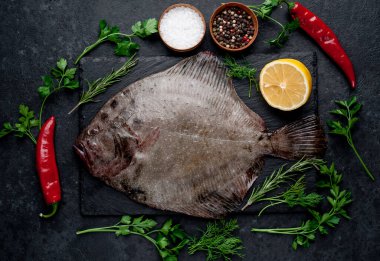 Arkaplanda baharat olan çiğ balık.