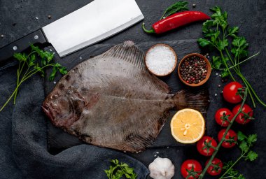 Arkaplanda baharat olan çiğ balık.