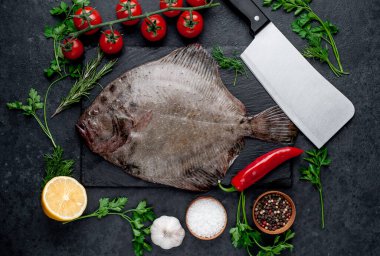 Arkaplanda baharat olan çiğ balık.