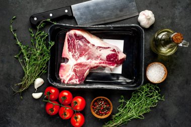 Taştan arka planda içeriği olan çiğ biftek yakın plan görüntüsü.