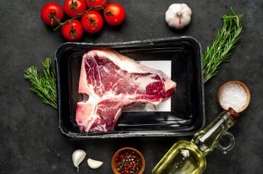 Taştan arka planda içeriği olan çiğ biftek yakın plan görüntüsü.