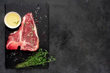 Taştan arka planda içeriği olan çiğ biftek yakın plan görüntüsü.