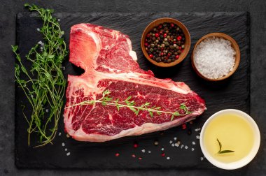 Taştan arka planda içeriği olan çiğ biftek yakın plan görüntüsü.