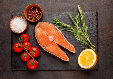 Çiğ balık somon bifteği ve taştan bir zemin.