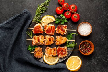 Koyu taş arka planda ızgara somon kebabı.