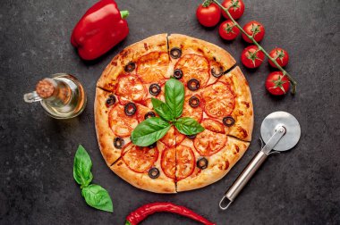 Fesleğen yapraklı pizza margaritası.