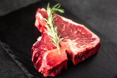 Taştan arka planda çiğ bifteğin yakın plan görüntüsü