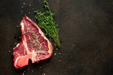 Taştan arka planda çiğ bifteğin yakın plan görüntüsü