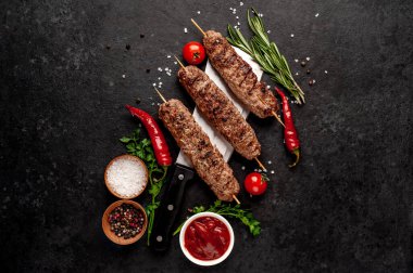 Lezzetli ızgara Lula kebabı et bıçağının üstünde taş bir arka planda