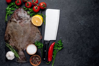 Arkaplanda baharat olan çiğ balık.